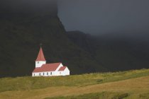 Iglesia en una colina, Islandia - foto de stock