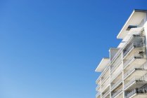 Balconi sulla costruzione contro il cielo — Foto stock