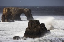 Скельні утворення та природні арка в океані — стокове фото