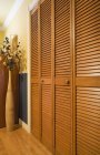 Puertas de madera armario - foto de stock