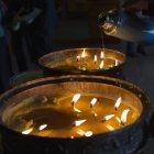 Свечи горят в монастыре дрепунг — стоковое фото