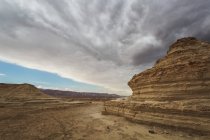 Escarpa en el desierto de Judea - foto de stock