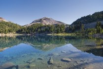 Горное отражение в озере — стоковое фото