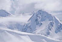 Pico de montanha na neve — Fotografia de Stock