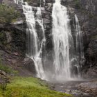 Водопады над скалой — стоковое фото