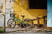 Bicycle Parked Against Wall — Stock Photo