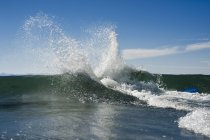 Éclaboussures d'eau au sommet de la vague — Photo de stock