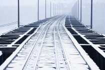 Visão de perspectiva de trilhos de trem cobertos de neve — Fotografia de Stock