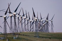 Moulins à vent utilisés pour produire de l'énergie électrique — Photo de stock