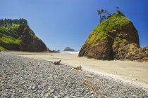 Formações rochosas em praia curta — Fotografia de Stock