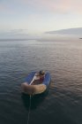 Ein Boot, das im Wasser vor der Küste festmacht — Stockfoto