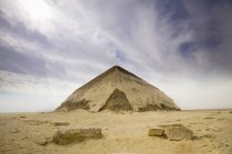 Вид на согнутую пирамиду — стоковое фото