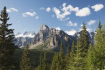 Гора Виста со скалой — стоковое фото