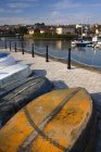 Barcos revertidos en Kinsale Town - foto de stock