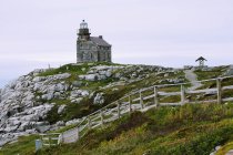 Вид маяка на скелястому пагорбі — стокове фото