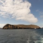 Ilha de Santiago e um barco — Fotografia de Stock