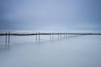 Un lungo ponte a piedi — Foto stock