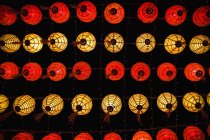 Китайские фонари, висящие на потолке — стоковое фото