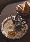Théière à thé à la menthe et pain arabe sur une surface sombre — Photo de stock