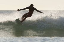 Surfista adulto estremo sul wakeboard in mare — Foto stock