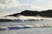 Хвилі врізаються в берег. — стокове фото