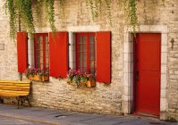 Portes rouges et volets de fenêtre — Photo de stock