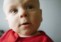 Adorable pequeño bebé primer plano retrato - foto de stock