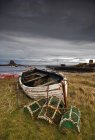 Barco e equipamento de pesca na costa — Fotografia de Stock