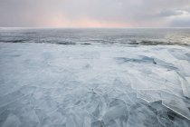 Morceaux de glace sur le lac Supérieur ; Grand Portage, Minnesota, États-Unis d'Amérique — Photo de stock