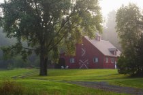 Red Barn In The Early Morning Fog — Stock Photo