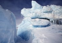 Iceberg congelado no oceano — Fotografia de Stock