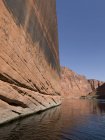Una parete di roccia piatta contro il fiume Colorado — Foto stock