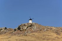 Moinho de vento em uma colina; Espanha — Fotografia de Stock