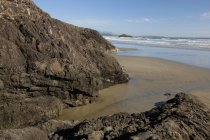 Playa larga en el borde del Pacífico - foto de stock