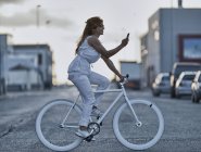 Mujer montando su bicicleta - foto de stock