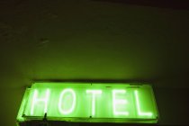 Отель знак с зеленым светом — стоковое фото