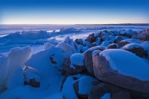 Лід штовхнув на берегову лінію — стокове фото