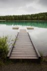 Dock On Brilliantly colorato Boya Lake — Foto stock
