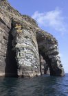Formazione rocciosa unica lungo la costa — Foto stock