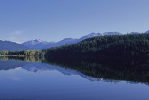 Las montañas se reflejan en el lago Alta - foto de stock