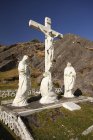 Распятие и святые статуи — стоковое фото