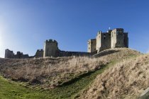 Castelo de Warkworth contra um céu azul — Fotografia de Stock