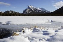 Expansión nevada por las montañas - foto de stock