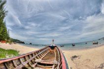 Barco en Nai Yang Beach - foto de stock