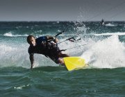 Athlet extrême sur planche de kitesurf. Tarifa, Cadix, Andalousie, Espagne — Photo de stock