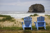 Cadeiras Adirondack na praia — Fotografia de Stock