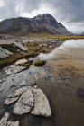 Montanha refletida em uma lagoa alpina — Fotografia de Stock