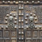 Две украшенные двери — стоковое фото