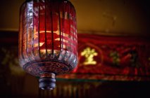 Pendura de lanterna chinesa vermelha antiga e tradicional no templo; Penang Malásia — Fotografia de Stock