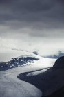 Glacier qui coule entre deux montagnes — Photo de stock